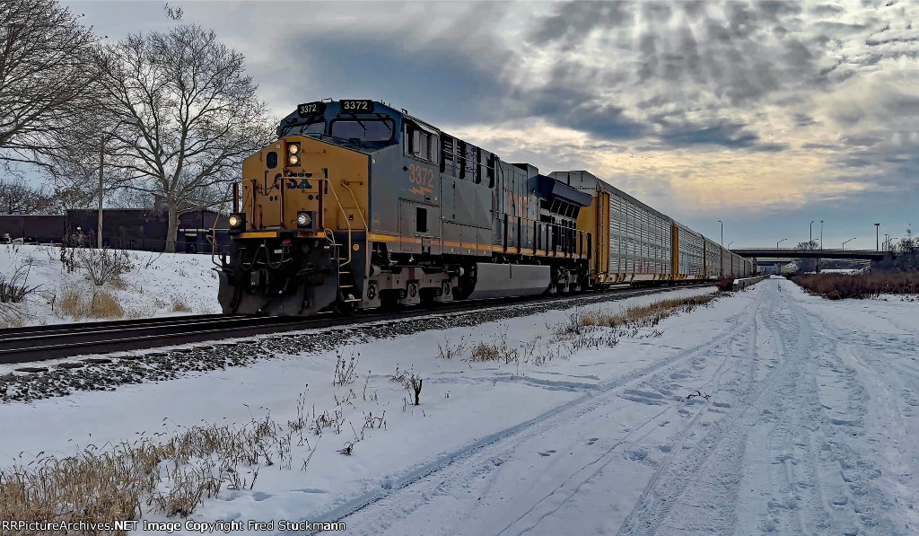 CSX 3372 leads I018.